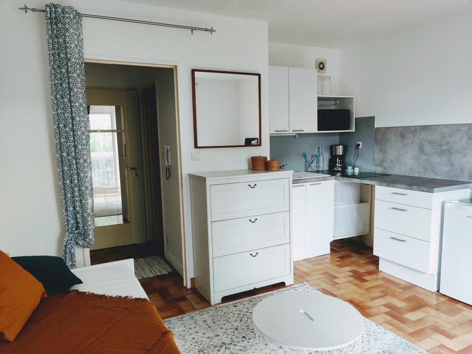 Kitchen or kitchenette, Living room