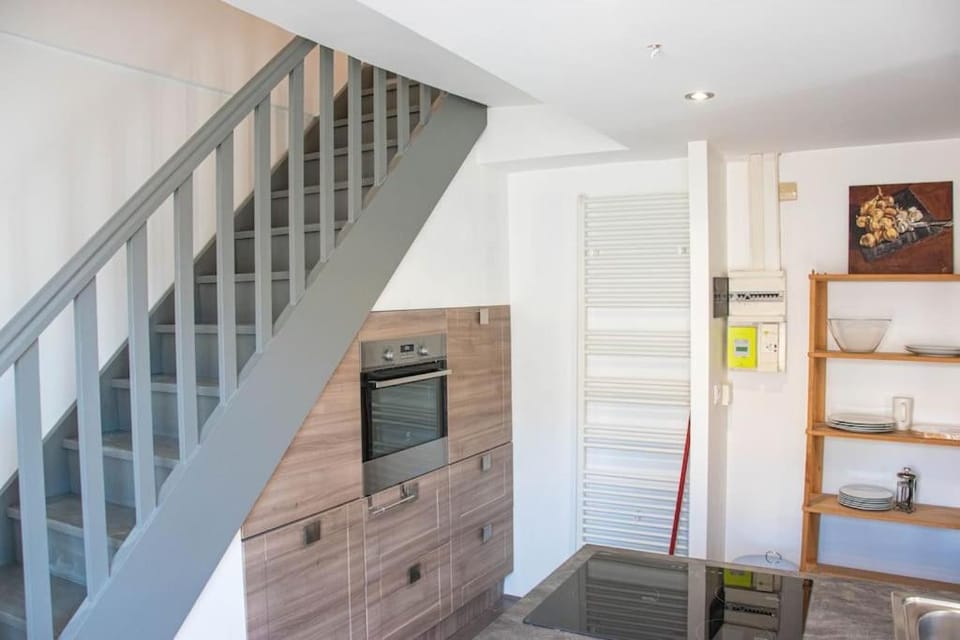 Kitchen or kitchenette, minibar