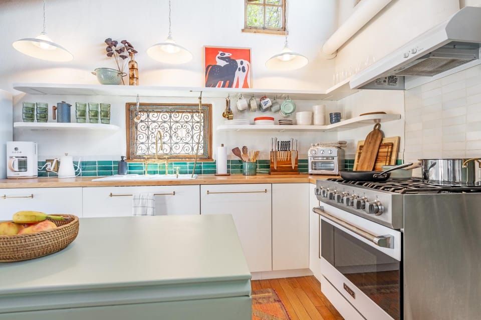 Coffee/tea facilities, Kitchen or kitchenette, dishwasher, oven, pet friendly, stove, toaster, kitchen