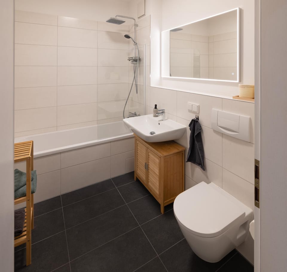 Shower, Toilet, Bathroom, Bath, towels