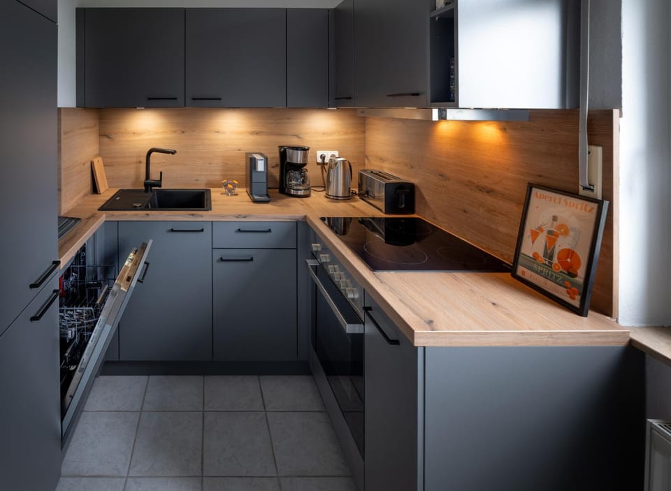 Coffee/tea facilities, Kitchen or kitchenette, dishwasher, stove, toaster, kitchen