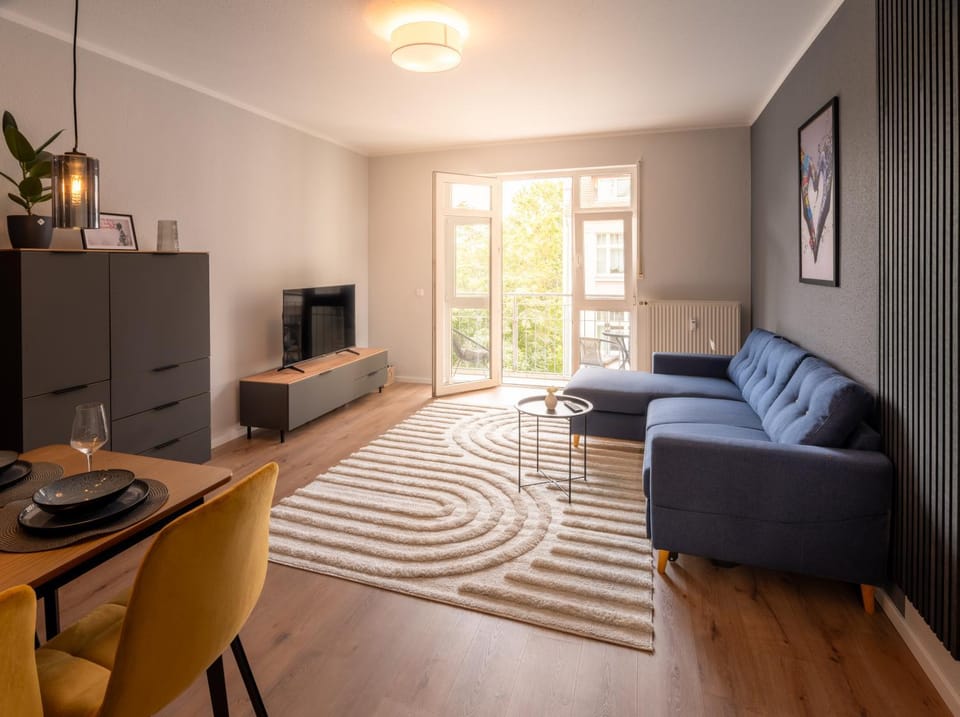 TV and multimedia, Living room, Seating area, Evening entertainment