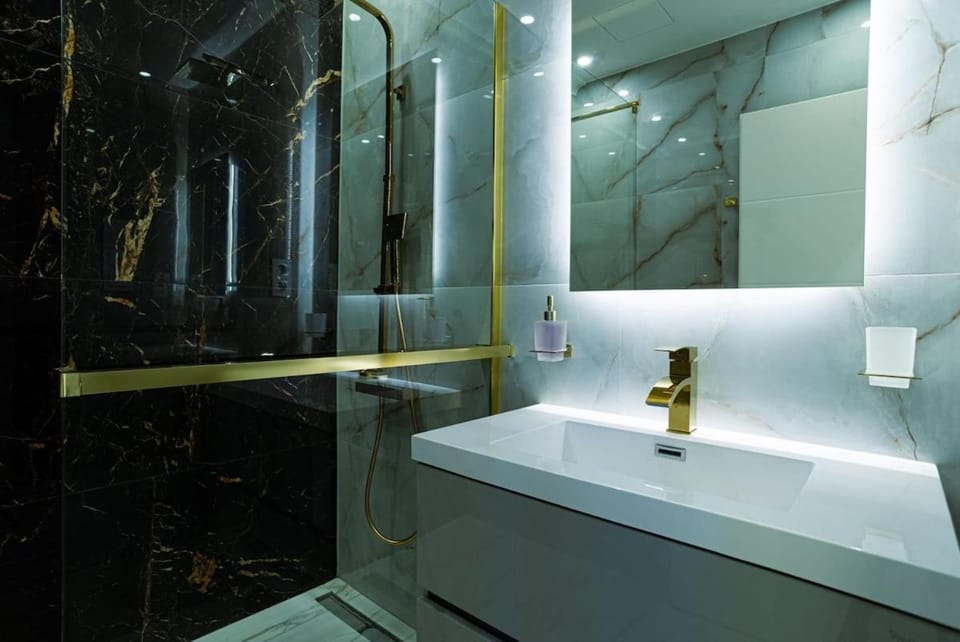 Designer City Oasis 5 star Location Hot Tub View Apartment in Budapest