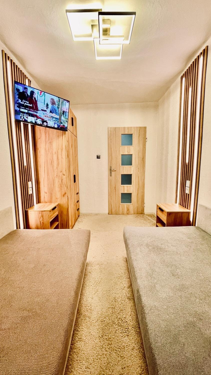 Bed, TV and multimedia, Photo of the whole room, Seating area, Bedroom, wardrobe