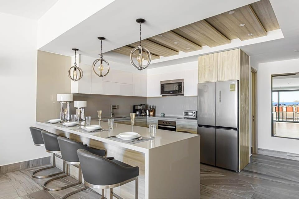 Kitchen or kitchenette, Dining area