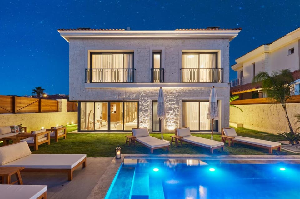 Property building, Night, Pool view, Swimming pool, sunbed