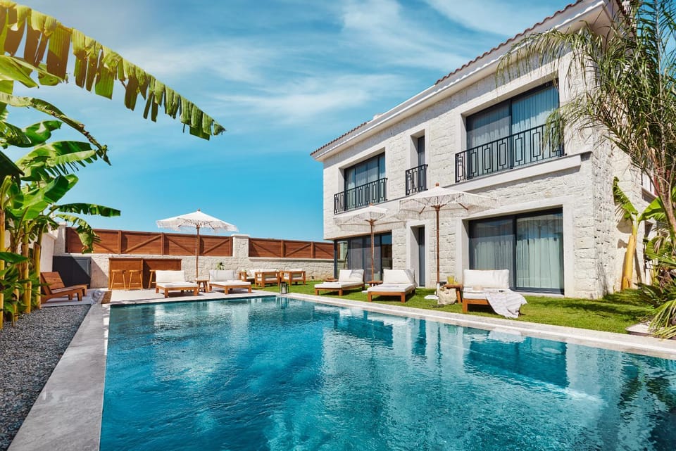 Property building, Day, Pool view, Swimming pool, sunbed