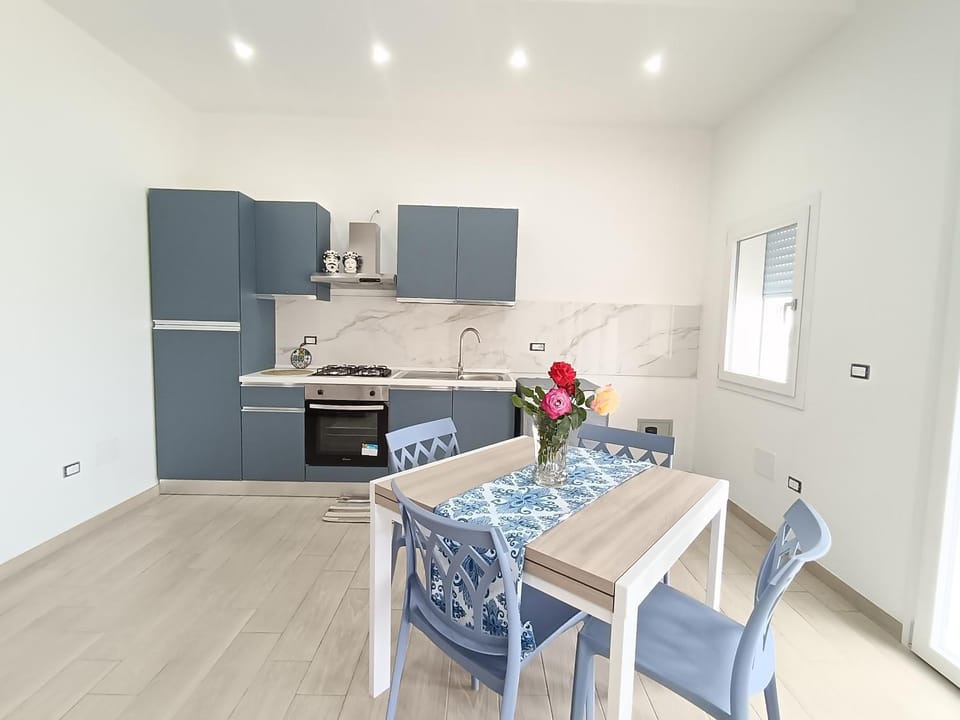 Kitchen or kitchenette, Dining area, stove
