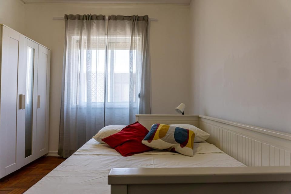 Bed, Bedroom, towels, wardrobe