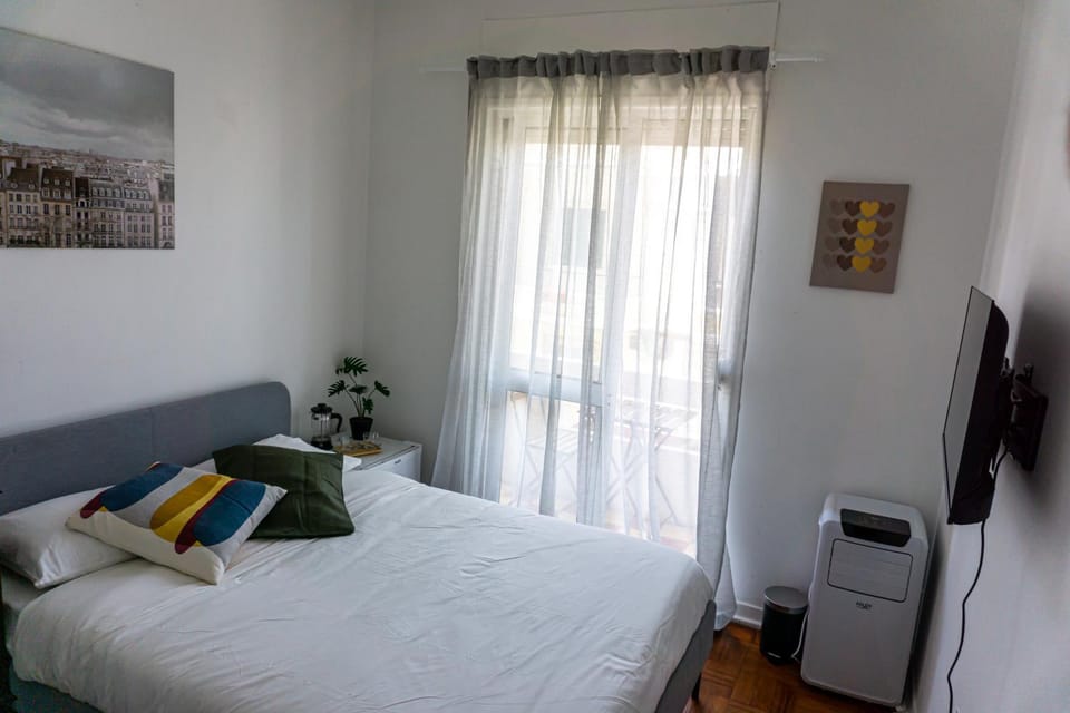 Bed, TV and multimedia, Bedroom, internet