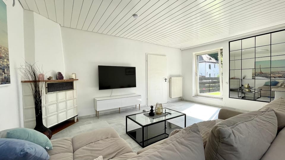 Communal lounge/ TV room, TV and multimedia, Living room, Seating area