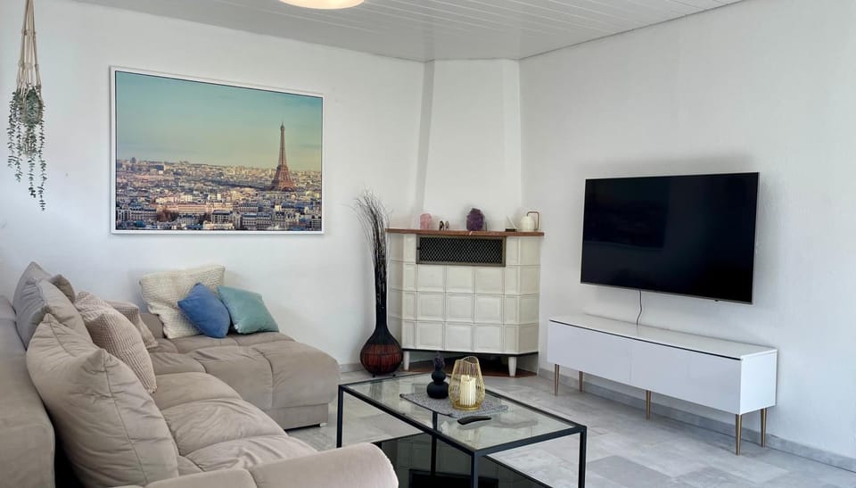 Communal lounge/ TV room, TV and multimedia, Living room, Seating area, Entertainment