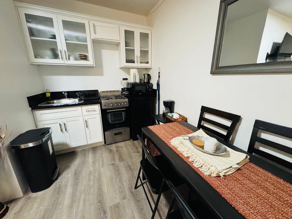Sunset & La brea studio!! Best location ever Apartment in West Hollywood