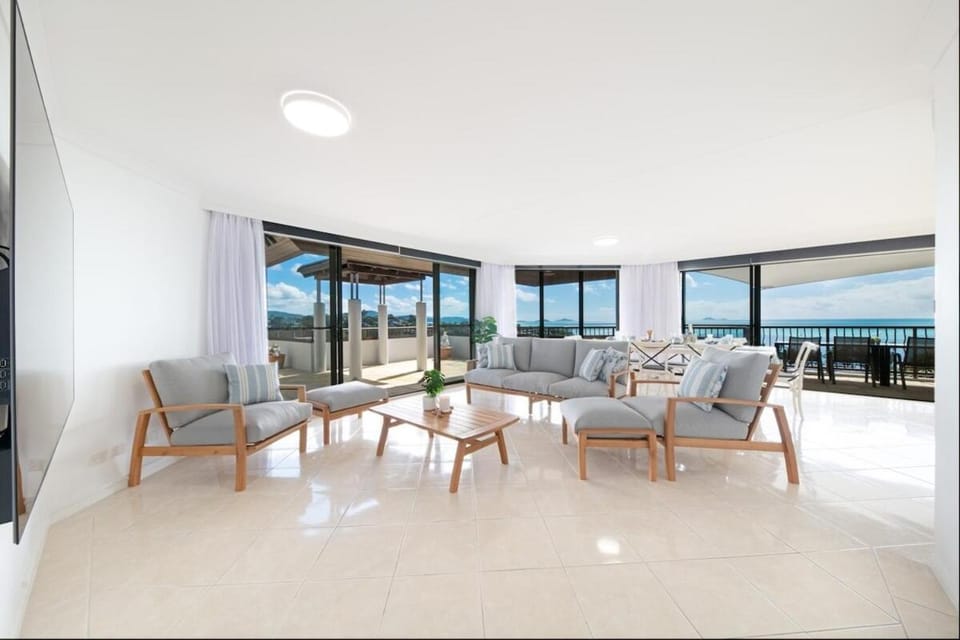 Waters Edge Penthouse Apartment in Airlie Beach
