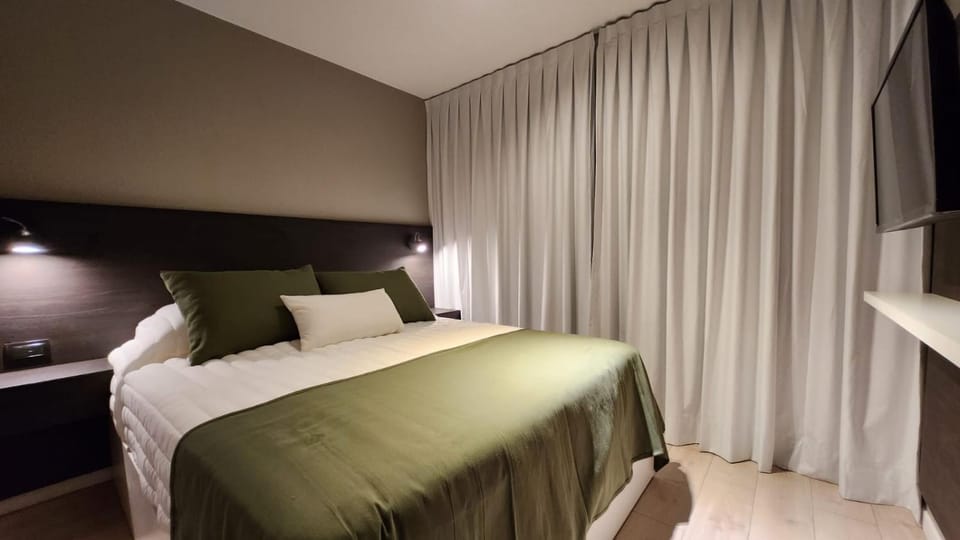 Bed, TV and multimedia, Bedroom