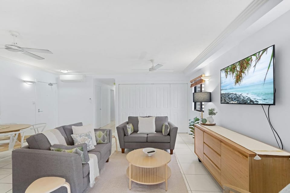 Belle Escapes 702 CBD Apartment with Elevated City and Water Views Apartment in Cairns