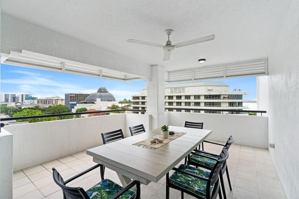 Belle Escapes 702 CBD Apartment with Elevated City and Water Views Apartment in Cairns