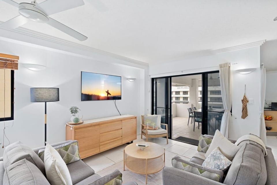 Belle Escapes 702 CBD Apartment with Elevated City and Water Views Apartment in Cairns