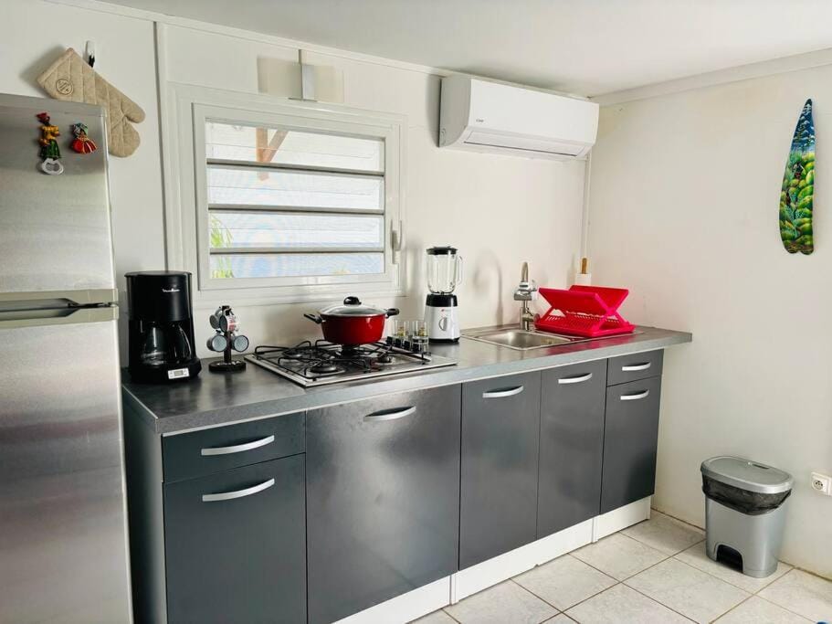 Coffee/tea facilities, Kitchen or kitchenette, stove, toaster