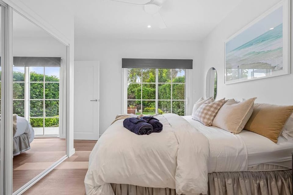 Bed, Photo of the whole room, towels