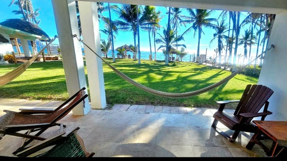 Casa frente al mar con playa privada Barra de Navidad House in Barra de Navidad
