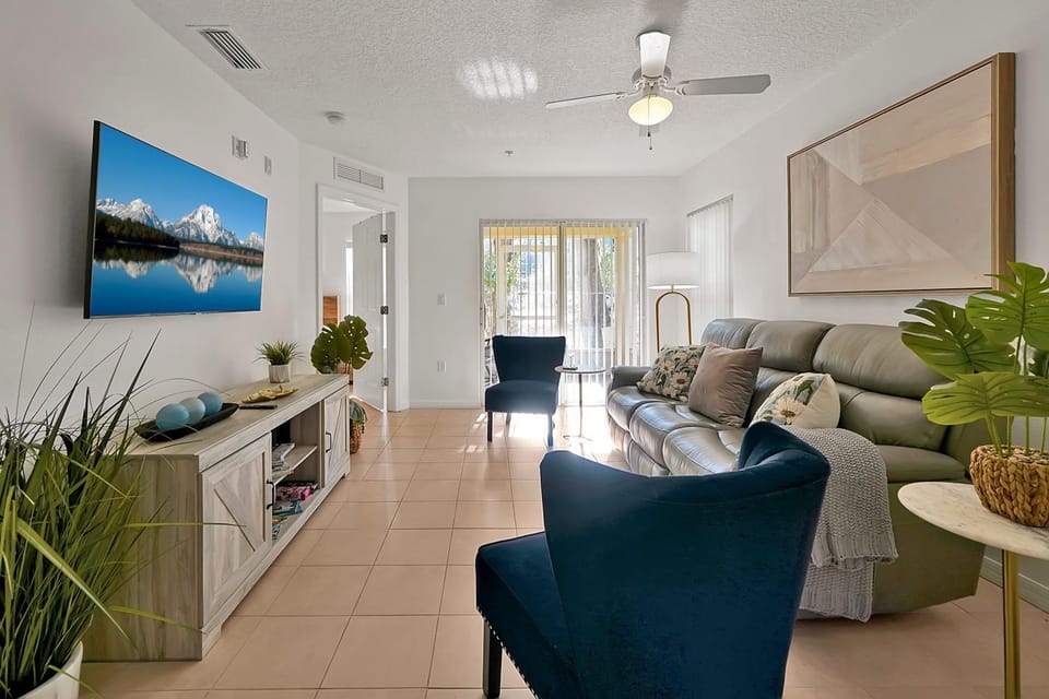 Spacious Condo W/ Pool,Gym near Disney & Seaworld House in Kissimmee