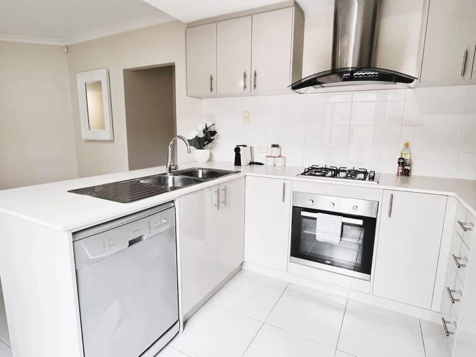 1 Sparkling Sanctuary Joondanna 3BR 2BA & Parking House in Perth