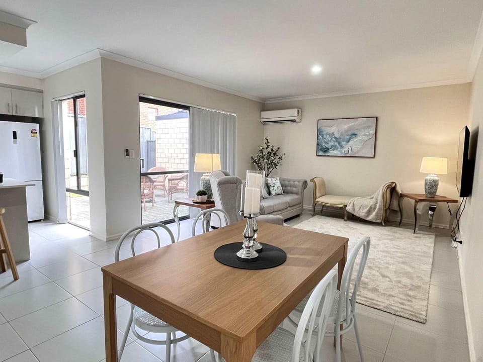 1 Sparkling Sanctuary Joondanna 3BR 2BA & Parking House in Perth
