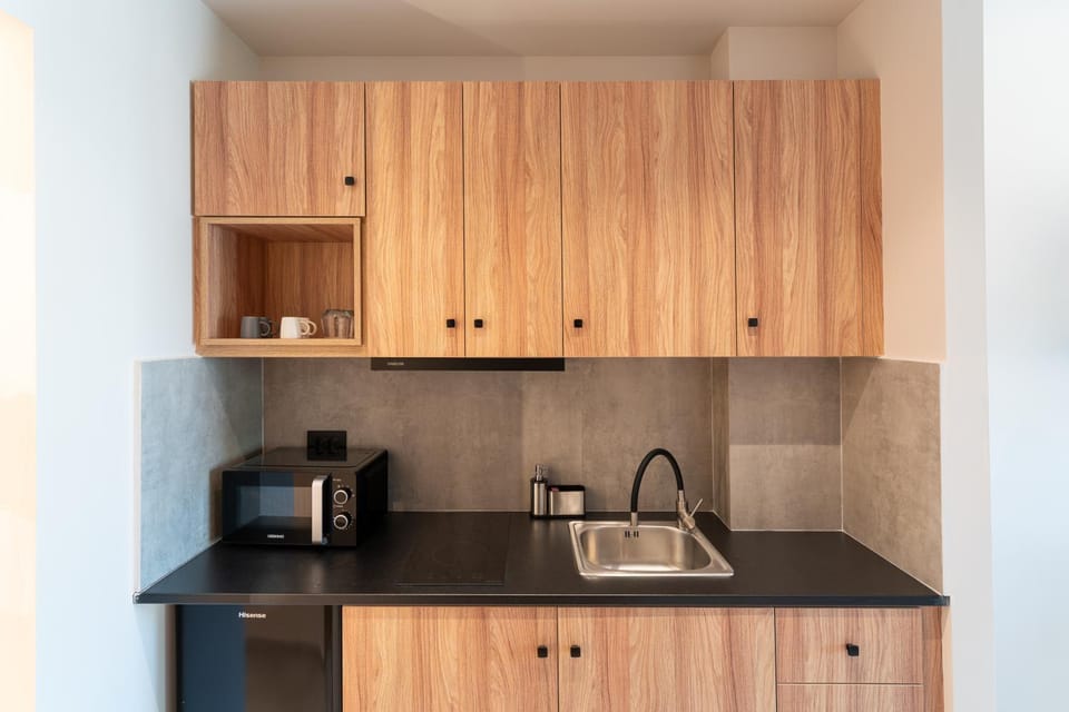 Coffee/tea facilities, Kitchen or kitchenette, stove