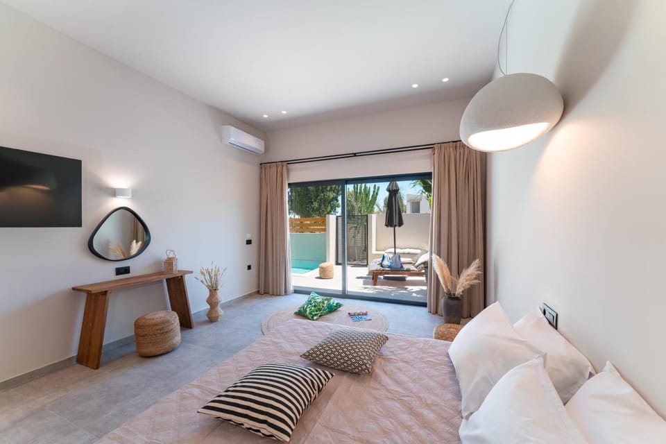 Bed, TV and multimedia, Living room, Photo of the whole room, Evening entertainment, Bedroom