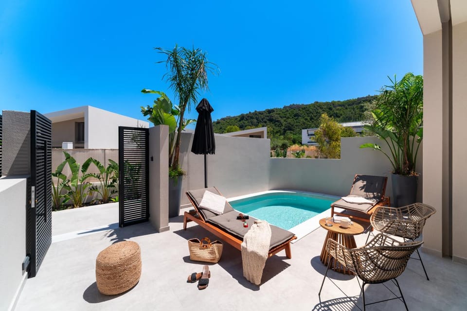 Patio, Day, Natural landscape, View (from property/room), Balcony/Terrace, Mountain view, Pool view, Swimming pool, sunbed