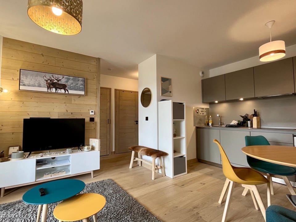 TV and multimedia, Kitchen or kitchenette, Living room, Seating area, Dining area