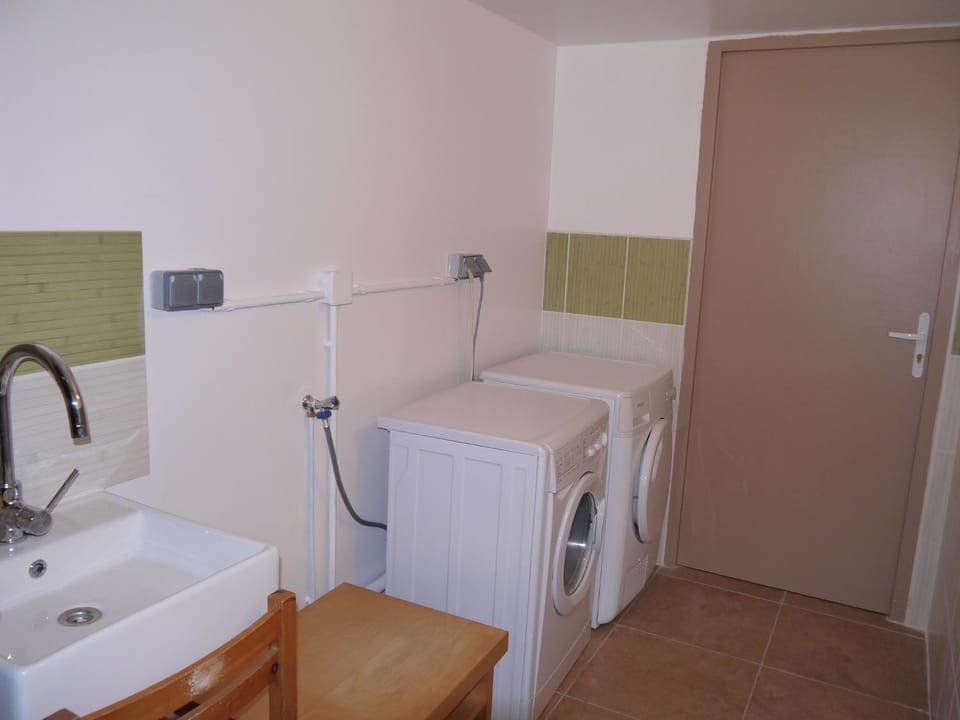 Dans le Var bas de villa plain- pied sur grand jardin avec entrée séparée House in Solliès-Toucas