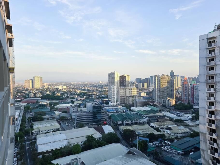 Citispace 1BR Condotel Suite at FAME Residences #FM30A Apartment in Mandaluyong
