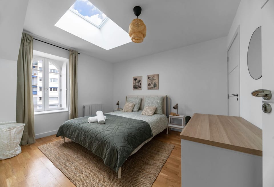 Bed, Photo of the whole room, Bedroom, towels