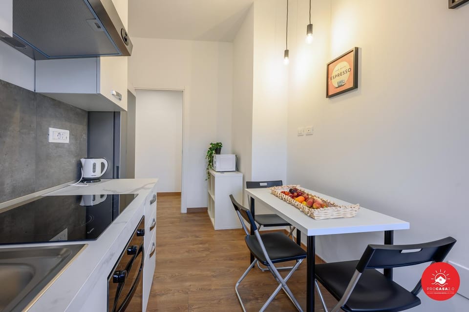 Coffee/tea facilities, Kitchen or kitchenette, Dining area, stove