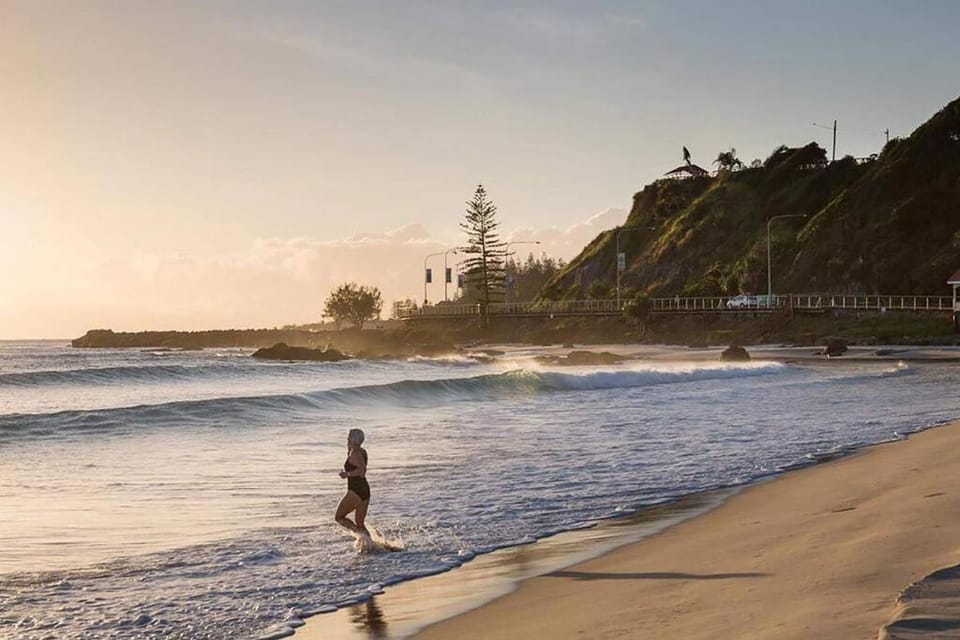 PET FRIENDLY & Super Central Retro Beach Pad! House in Tweed Heads