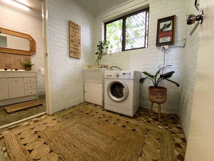 PET FRIENDLY & Super Central Retro Beach Pad! House in Tweed Heads