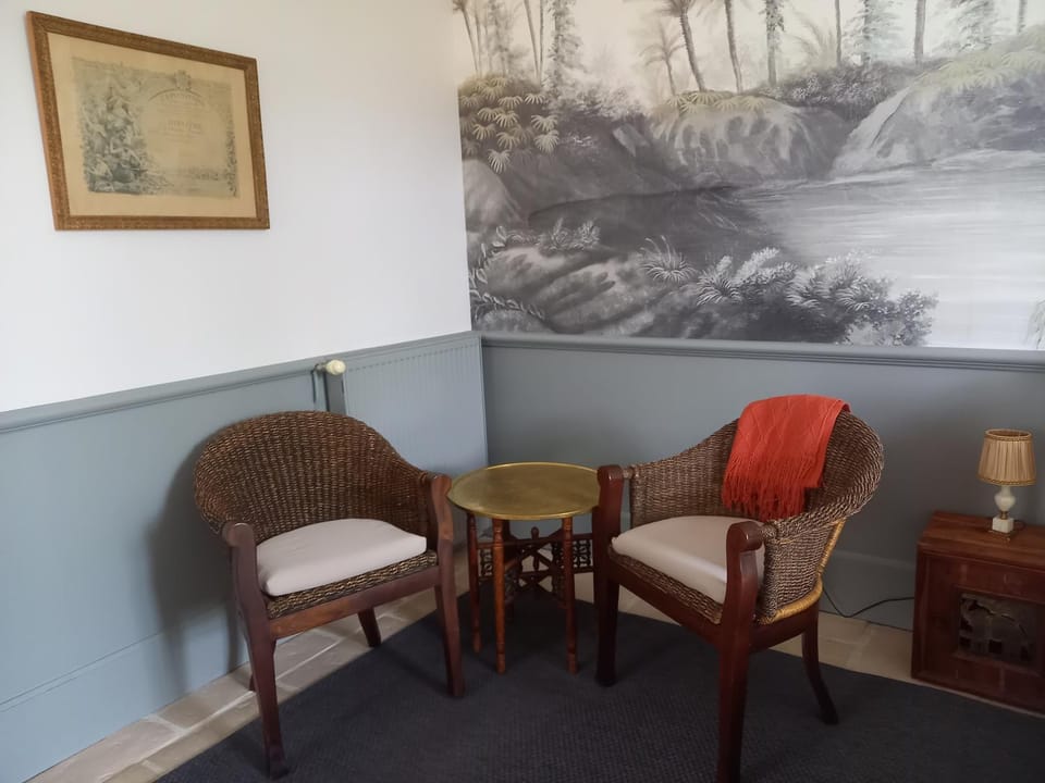 Seating area, Breakfast