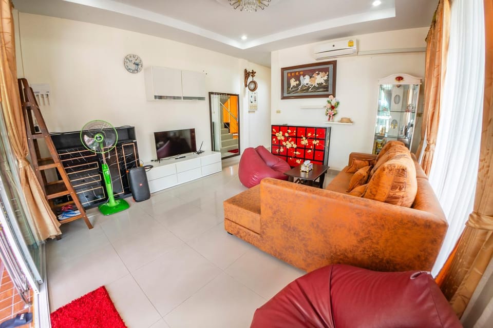 Communal lounge/ TV room, TV and multimedia, Living room, Seating area, Evening entertainment