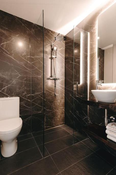Shower, Toilet, Bathroom, towels