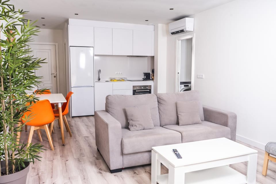 Kitchen or kitchenette, Living room, Dining area, oven