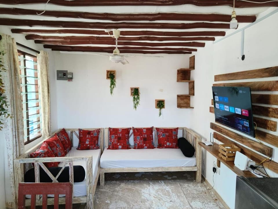 Bed, TV and multimedia, Seating area