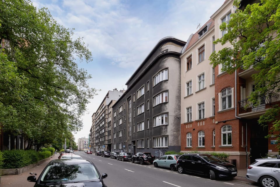 Property building, Facade/entrance, Off site, Day, Neighbourhood, Location
