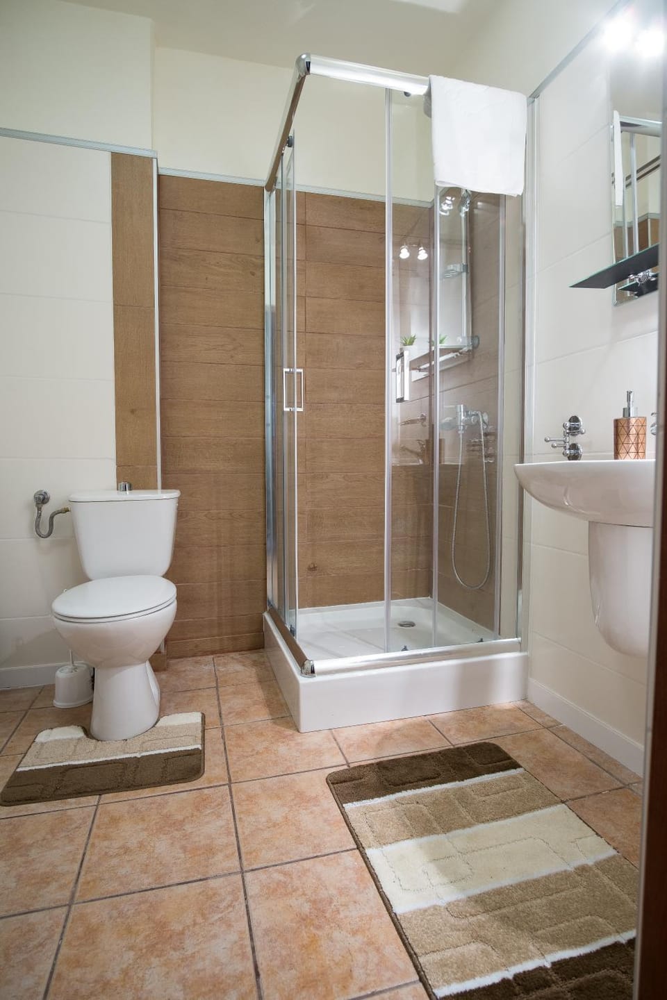 Shower, Toilet, Bathroom, towels