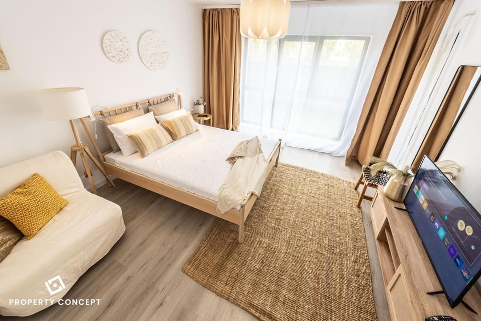 Bed, TV and multimedia, Photo of the whole room, Seating area, Bedroom