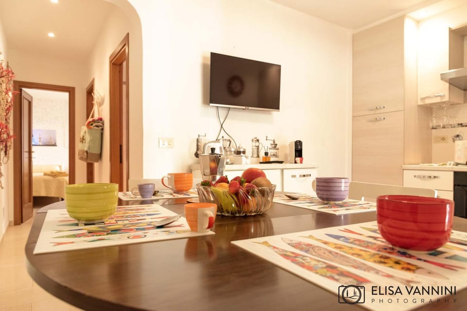 TV and multimedia, Food and drinks, Dining area, Food