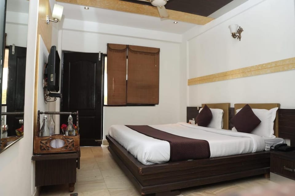 Bed, TV and multimedia, Living room, Photo of the whole room, Bedroom, towels