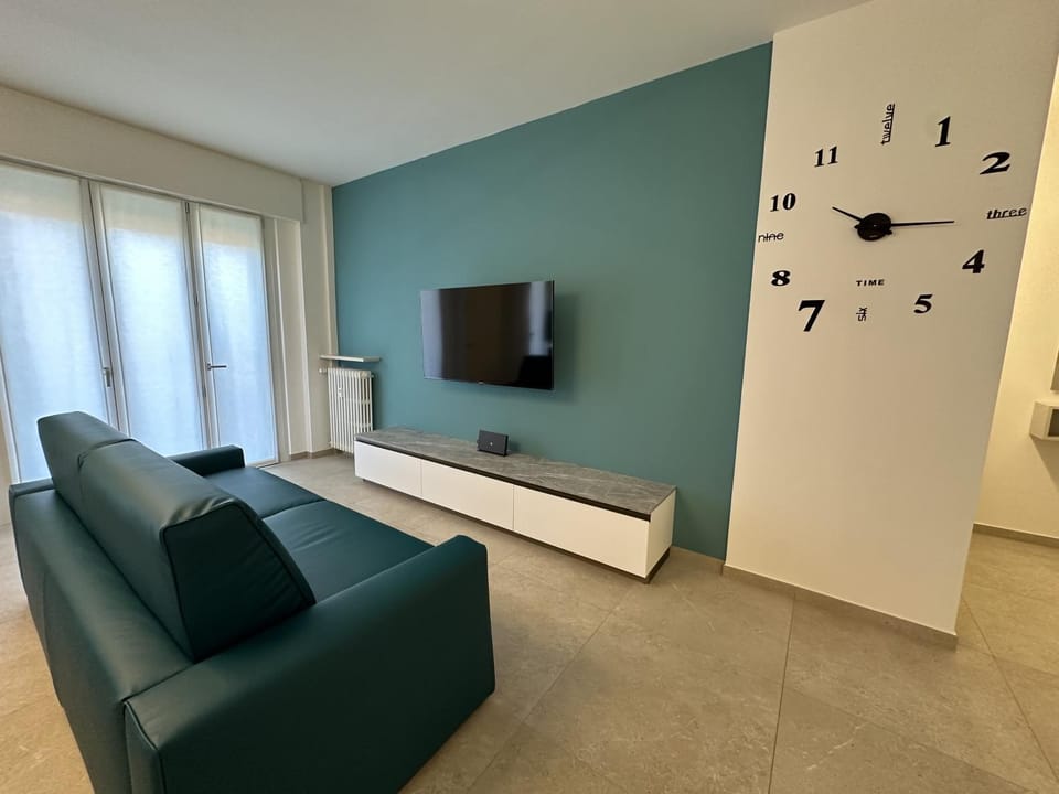 TV and multimedia, Living room, Evening entertainment