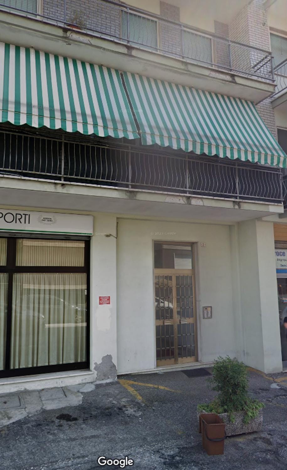 Facade/entrance